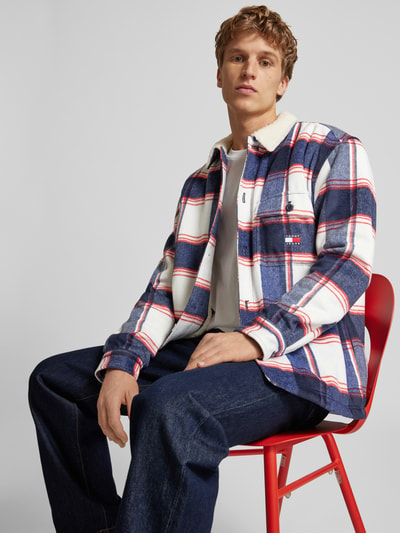 Tommy Jeans Kurtka koszulowa o kroju regular fit z listwą guzikową model ‘CHECK SHERPA’ Granatowy 3