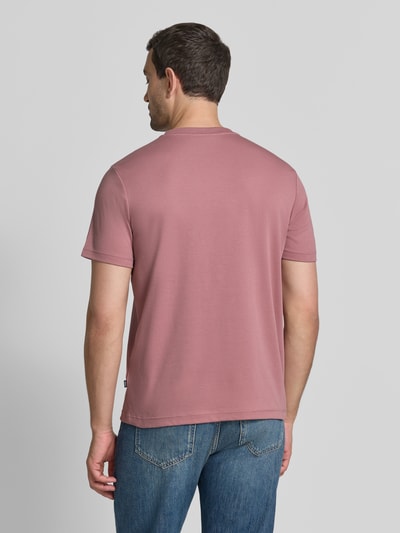 Męski t-shirt z bawełny w kolorze różowym, T-Shirt mit Rundhalsausschnitt und Logo-Stitching von JOOP! COLLECTION, krój regular fit, długość tyłu w rozmiarze M: 68 cm, prążkowany okrągły dekolt, wyhaftowane logo, Ganzkörperansicht Rückansicht.
