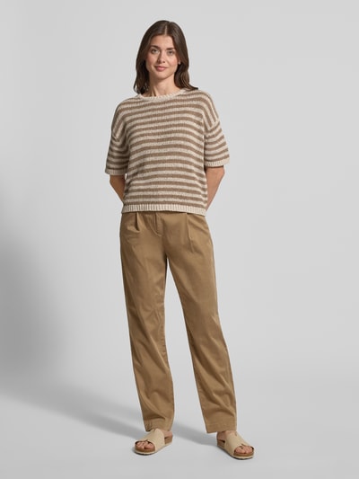 Vrouwenmodel draagt Chino uit lyocellmix met steekzakken van Jake*s Casual in regular fit, mix van lyocell en katoen, maat 36, kleur lichtbruin, bandwijdte 38 cm, binnenbeenlengte 74 cm, gladde stofstructuur, Ganzkörperansicht von vorne.
