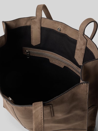 Produktfoto, Tote Bag mit Label-Detail Modell 'AMY' von LIEBESKIND BERLIN w brązowym kolorze, widoczne wnętrze z zapięciem na zatrzask, kieszenią na zamek i uchwytami, szerokość 35 cm, długość 40 cm, głębokość 11 cm, pasek 60 cm