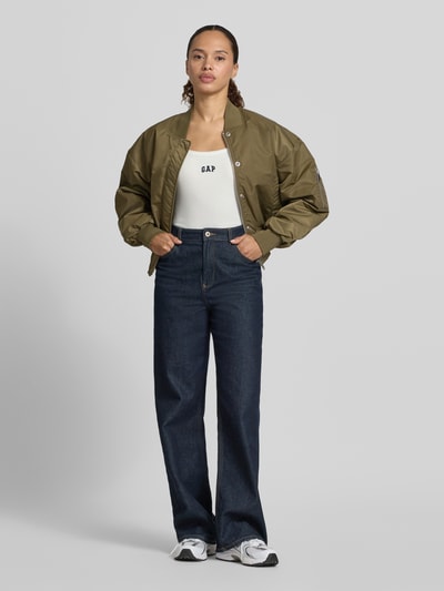 Frauenmodel trägt T-Shirt mit Logo-Stitching von GAP, weiß, körpernahe Passform, Rundhalsausschnitt, Baumwoll-Mix, Ganzkörperansicht von vorne
