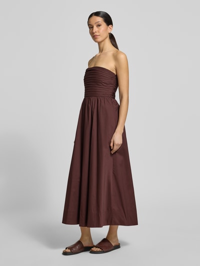 Kobiece model prezentuje sukienka midi z odkrytymi ramionami model 'Matisse Ruched' od Forever New z bawełny, linia a, długość tyłu w rozmiarze 36: 110 cm, szerokość w rozmiarze 36: 40 cm, widok całej sylwetki z przodu.