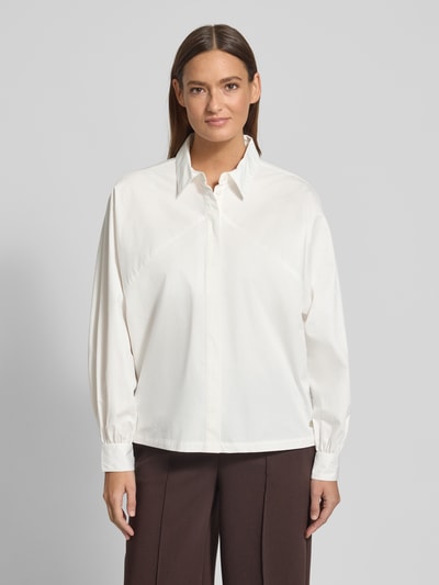 Frauenmodel trägt Regular Fit Hemdbluse mit Hemdblusenkragen von Fynch-Hatton, Reine Baumwolle, Logo-Applikation, Langärmelig, Sportmanschetten, Rückenlänge 64 cm, Ärmellänge 56 cm, weiß, Ganzkörperansicht von vorne.