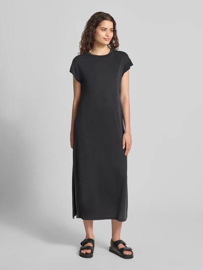 Frauenmodel trägt gerades Freizeitkleid aus Viskose-Mix Modell 'ANORA' von PIECES in Schwarz, schlichte Optik, Ganzkörperansicht von vorne. Damen Freizeitkleid von PIECES.