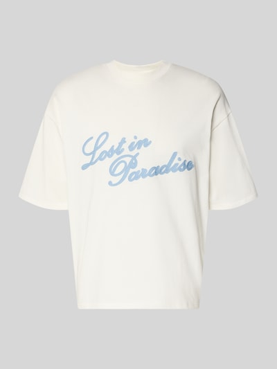 Produktfoto, T-Shirt mit Logo- und Statement-Stitching von REVIEW aus reiner Baumwolle, gerader Schnitt, heller Stoff, blauer Schriftzug.