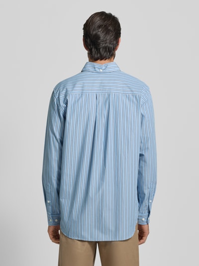 Männermodel trägt Regular Fit Freizeithemd mit Button-Down-Kragen von Les Deux aus reiner Baumwolle, Streifenmuster, Brusttasche, Knopfleiste, Ganzkörperansicht Rückansicht.