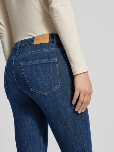 Frauenmodel trägt Slim Fit Jeans im 5-Pocket-Design von Review aus elastischem Baumwoll-Mix, blaue Denimoptik, Nahaufnahme Rückansicht.