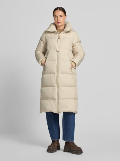 Vrouwenmodel draagt Regular Fit lange donsjas met afneembare rugzakriemen van Marc O'Polo, beige, Dames, Ganzichaamsperspectief van voren.