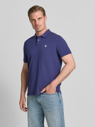 Męski model nosi Regular Fit Poloshirt mit Label-Stitching od MCNEAL z bawełny, listwa guzikowa, długość tyłu 70 cm, niebieski, Ganzkörperansicht von vorne.