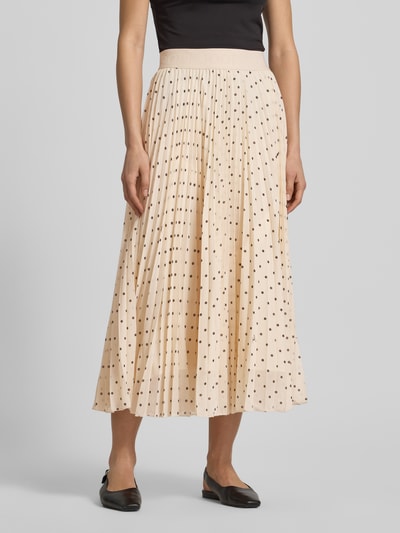 Frauenmodel trägt Midirock mit Plisseefalten Modell 'Salma2' von JOOP! in A-Linie, Allover-Look, elastischer Bund, Nahaufnahme Oberkörper.