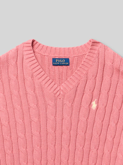 Produktfoto, Regular Fit Strickpullover aus reiner Baumwolle von Polo Ralph Lauren Teens in Optik: Unifarben mit Zopfmuster, Logo-Stitching, V-Ausschnitt, Langarm, Ärmelabschluss und Rumpfabschluss gerippt, Materialverarbeitung: Strick, Farbe Rosa