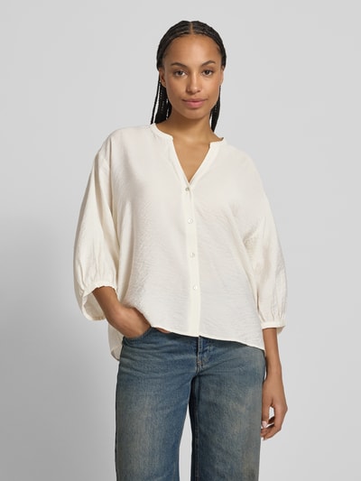 Vrouwenmodel draagt Regular Fit blouse uit viscosemix met V-hals en 3/4-mouw van Christian Berg Woman, dames blouse, geheel vooraanzicht.