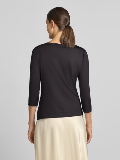 Frauenmodel trägt Regular Fit T-Shirt mit U-Boot-Ausschnitt von s.Oliver BLACK LABEL, schwarze Farbe, glatte Textur, Ganzkörperansicht Rückansicht.
