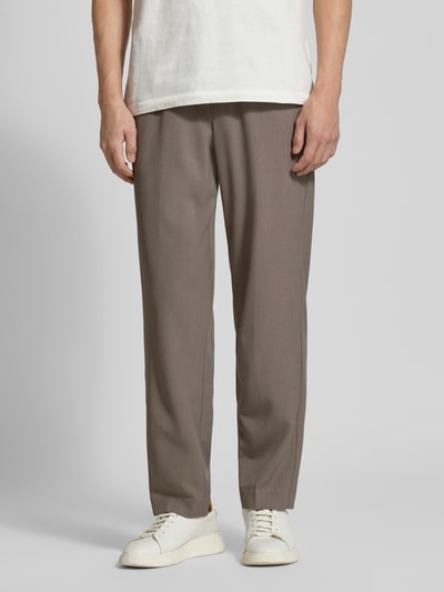 Männermodel trägt Relaxed Fit Hose mit elastischem Bund von Lindbergh aus Material-Mix mit Viskose-Anteil, Tunnelzug, braun, Nahaufnahme Unterkörper.