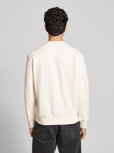 Męski model ma na sobie Sweatshirt mit Rundhalsausschnitt und Label-Stitching od Ellesse, bawełniany mix, krój regular fit, jasny kolor, zdjęcie całej sylwetki tyłem.