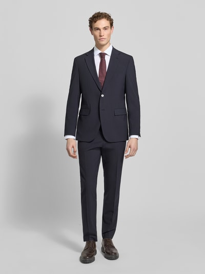 Männermodel trägt Regular Fit Business Hemd mit Kentkragen aus reiner Baumwolle von Seidensticker, Farbe Weiß, Ganzkörperansicht von vorne, mit Anzug, Details: Brusttasche, Knopfleiste, Rückenlänge 82 cm, Schulterbreite 49 cm, Ärmellänge 67 cm bei Größe 40.