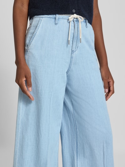 Vrouwenmodel draagt Regular Fit Culotte uit puur katoen van s.Oliver RED LABEL in lichtblauw met rechte vormen, detailopname.