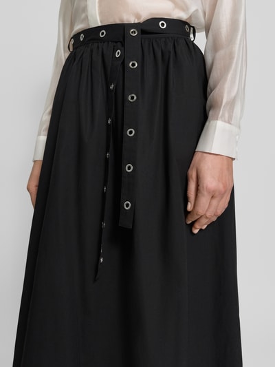 Vrouwenmodel draagt Ausgestellter Midi-Rock aus reiner Baumwolle Modell 'C_VIDOL' van BOSS Orange, look: effen, regular fit, uitlopend, midilengte, labelapplicatie, met riem, verborgen ritssluiting, rechte zoom, zij-steekzakken, puur katoen. Detailopname taille en heup.