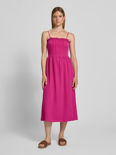 Frauenmodel trägt Midikleid aus Lyocell-Mix mit Spitzenbesatz von Jake*s Casual in kräftigem Pink, A-Linie, Spaghettiträger, Ganzkörperansicht von vorne. Rückenlänge 103 cm, Brustweite 36 cm, Viskose-Anteil.