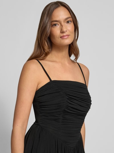Kobiece modelka nosi Abendkleid mit Spaghettiträgern von TROYDEN COLLECTION, czarny, mesh, taliowany krój, marszczenia, zbliżenie górnej części.