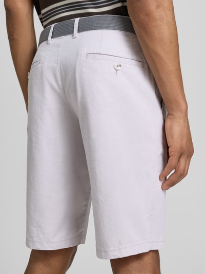 Männermodel trägt Bermudas mit Gürtel und Gesäßleistentaschen von Christian Berg Men, Baumwoll-Mix, hell, Ganzkörperansicht Rückansicht