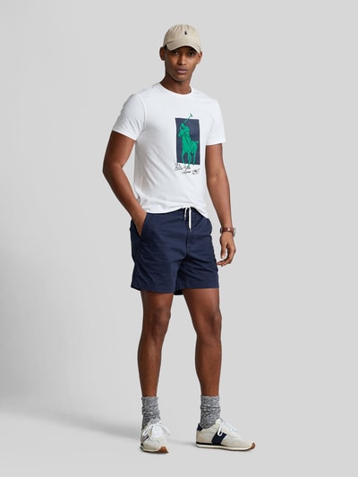 Männermodel trägt Regular Fit Shorts aus Baumwoll-Mix von Polo Ralph Lauren in Dunkelblau, Logo-Stitching, Ganzkörperansicht von vorne.