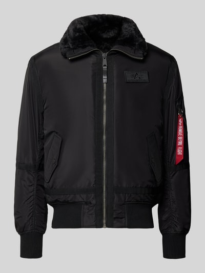 Produktfoto, schwarze Bomberjacke mit Label-Patch und Kentkragen von Alpha Industries, Teddyfell-Kragen, Reißverschlüsse, strukturierte Details