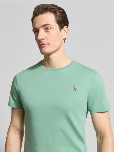 Männermodel trägt Regular Fit T-Shirt aus reiner Baumwolle von Polo Ralph Lauren, Optik: Unifarben, Logo-Stitching, Nahaufnahme Oberkörper.