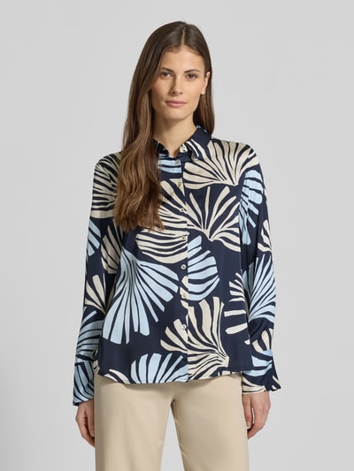 Modelka prezentuje Bluzka koszulowa Regular Fit Hemdbluse aus reiner Viskose od s.Oliver BLACK LABEL, wzór na całej powierzchni, długi rękaw, kontrafałda, kołnierzyk koszulowy, krój regular fit, materiał: czysta wiskoza o satynowym wykończeniu, wielokolorowa, przód na całej sylwetce.