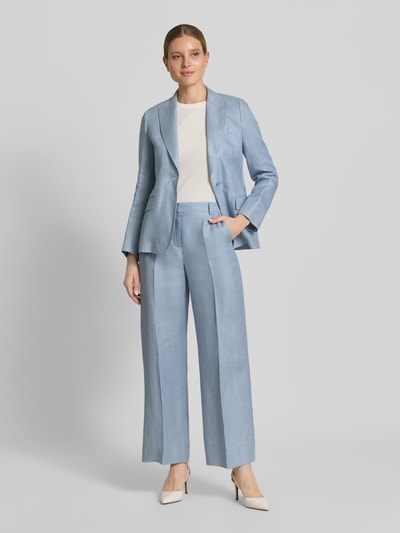 Vrouwenmodel draagt Regular Fit straight Leg pantalon uit puur linnen model 'MALIZIA' van Weekend Max Mara in melangelook, zij-steekzakken, achterzakken, sluiting met haakjes en verborgen ritssluiting, webstructuur, full body vooraanzicht.