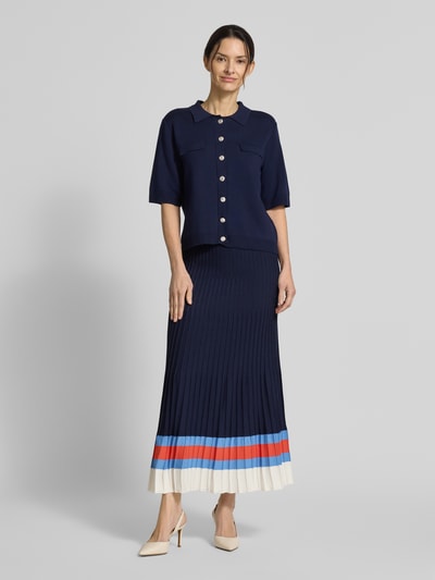 Kobiece modelka nosi kardigan rozpinany z mieszanki wiskozy i elastanu z rękawem o dł. 1/2 od Milano Italy, krój slim fit, okrągły dekolt, listwa guzikowa, długość tyłu w rozmiarze S 55 cm, długość rękawa w rozmiarze S 30 cm, ciemnoniebieski kolor, struktura gładka, widok całej sylwetki z przodu.