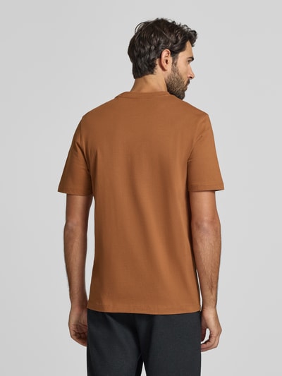 Męski model nosi Regular Fit T-Shirt aus reiner Baumwolle od bugatti, kolor brązowy, krój regular fit, bawełna, widok całej sylwetki z tyłu, długość tyłu w rozmiarze M: 69 cm.