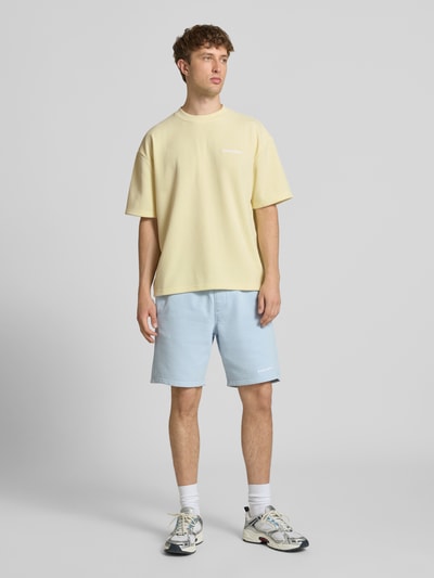 Męski t-shirt Pegador Oversized T-Shirt mit Logo-Stitching model 'Lagos', elastyczna mieszanka materiałów, krój oversized fit, jasnożółty z haftowanym logo, długość tyłu w rozmiarze M: 65 cm, Ganzkörperansicht von vorne.