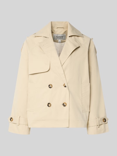 Produktfoto, Trenchcoat mit Ärmelriegeln Modell 'AMONA' von B.Young, kolor beżowy, krój regular fit, dwurzędowy, kołnierz wykładany, kieszenie z wypustką, długość tyłu w rozmiarze 36: 63 cm, szerokość ramion w rozmiarze 36: 46 cm, szerokość klatki piersiowej w rozmiarze 36: 52 cm, długość rękawa w rozmiarze 36: 46 cm, gładka tekstura