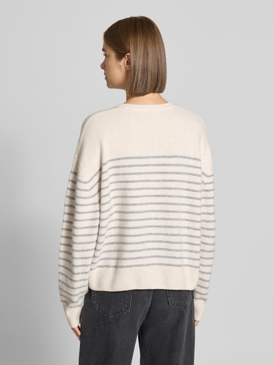 Vrouwenmodel draagt Relaxed Fit Pullover in tricotlook van REVIEW met Henley-kraag, ruglengte 55 cm, mouwlengte 57 cm, geheel van achteren