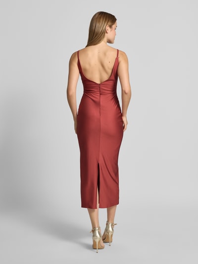 Modelka nosi Cocktailkleid mit Spaghettiträgern und V-Ausschnitt von TROYDEN COLLECTION, satynowa, krój slim fit, sukienka midi, V-dekolt z przodu i z tyłu, zamek z tyłu, długość pleców w rozmiarze 36: 125 cm, szerokość w rozmiarze 36: 37 cm, kolor czerwony, gładka tekstura, widok całej sylwetki od tyłu.