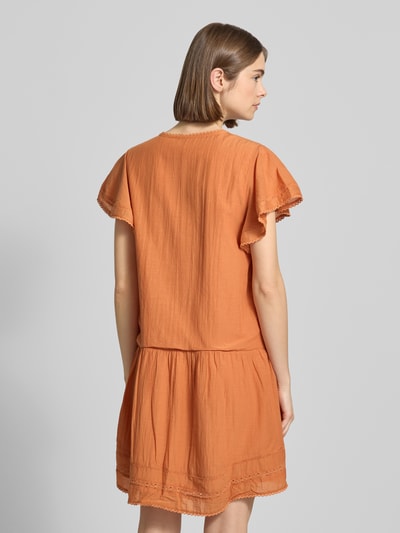 Frauenmodel trägt Mini-Freizeitkleid aus Baumwoll-Viskose-Mix Modell 'DESTIN' von Pepe Jeans, Optik: Unifarben, Schmetterlingsärmel, Mini-Länge, Lochstrick-Besatz, Ganzkörperansicht Rückansicht