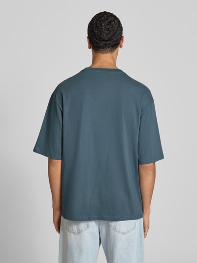Männermodel trägt Regular Fit T-Shirt aus reiner Baumwolle von Levi's® in Dunkelblau, glatte Textur, Ganzkörperansicht Rückansicht.