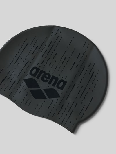 Produktfoto, Damen Badekappe mit Logo-Print von Arena in Schwarz mit dezentem Muster, elastisches Material, faltenfreie Passform, Slim Fit.