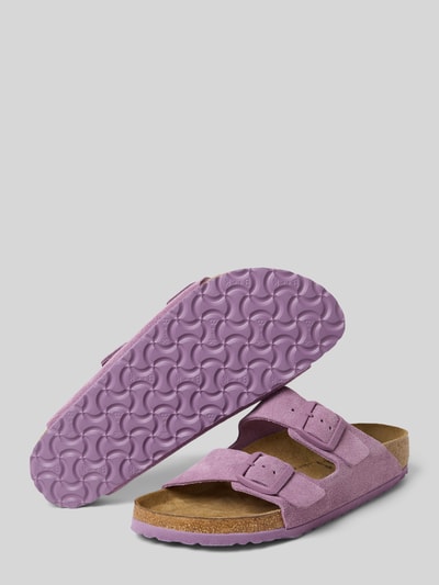 Produktfoto, Sandały z naturalnej skóry o zaokrąglonym czubku, model 'Arizona' od Birkenstock, sprzączki, fakturowana podeszwa, detal z logo, wysokość obcasa 3 cm przy rozmiarze 40.