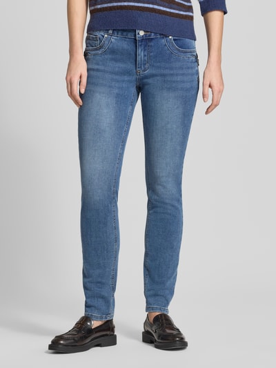 Frauenmodel trägt Slim Fit Jeans mit Viskose-Anteil im 5-Pocket-Design von Buena Vista, blauer Elastik-Baumwollmix, Ganzkörperansicht von vorne.