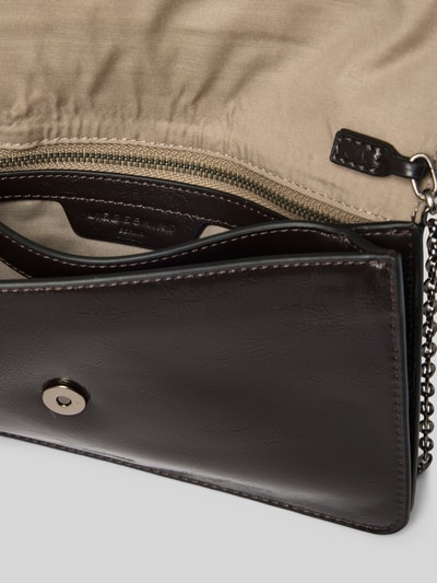 Produktfoto, Clutch aus echtem Leder Modell 'Audrey' von LIEBESKIND BERLIN, czarna, tekstura skóry, przegroda główna z klapką, łańcuszkowy pasek na ramię, magnetyczne zapięcie, szerokość w rozmiarze 1: 22 cm, długość w rozmiarze 1: 13 cm, głębokość w rozmiarze 1: 1 cm, długość paska na ramię w rozmiarze 1: 119 cm