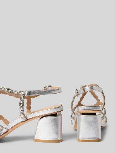 Produktfoto, Sandalette mit Ziersteinbesatz und Blockabsatz von ALMA EN PENA in metallic Optik mit Dornschließe, Absatzhöhe 8 cm, Schaftweite 5 cm.