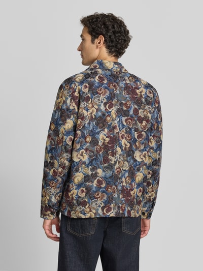 Männermodel trägt Regular Fit Hemdjacke im Allover-Look mit Kentkragen von Les Deux, Baumwoll-Mix, Rückansicht, Ganzkörperansicht.