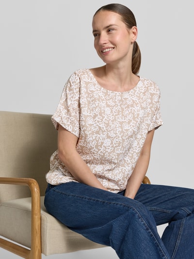 Frauenmodel trägt Relaxed Fit T-Shirt aus reiner Viskose von Christian Berg Woman mit floralem Allover-Print, Nahaufnahme Oberkörper.