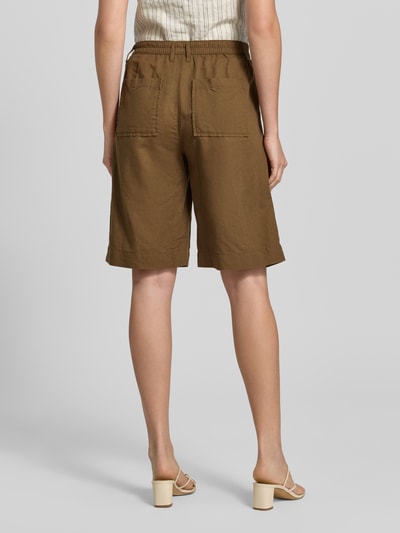 Kobiece modelka nosi Regular Fit Bermudas aus Leinen-Baumwoll-Mix von s.Oliver RED LABEL, jednolity kolor, cienka tkana faktura, naszywka z logo, szlufki na pasek, kieszenie z tyłu, mieszanka lnu i bawełny, widok całej sylwetki z tyłu.