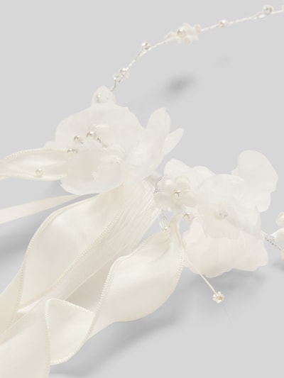 Produktfoto, Haarschmuck mit floralem Zierbesatz von Weise in rundem Design, Chiffon und Metallic, zarte Weißtöne, seidige Texturen