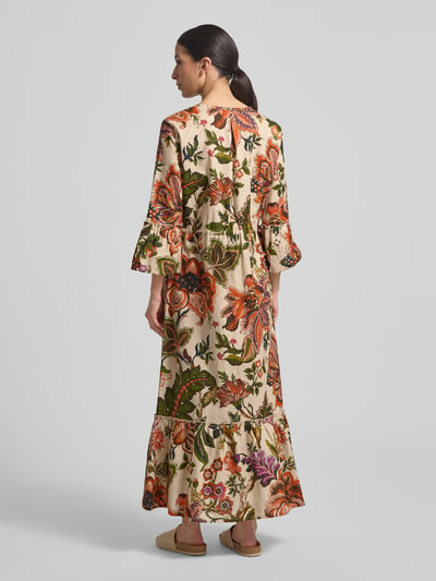 Frauenmodel trägt Midikleid aus Leinen-Baumwoll-Mix im Allover-Look von WHITE LABEL in Creme mit bunten floralen Mustern, Trompetenärmel, A-Linie und Stufen, Ganzkörperansicht Rückansicht.