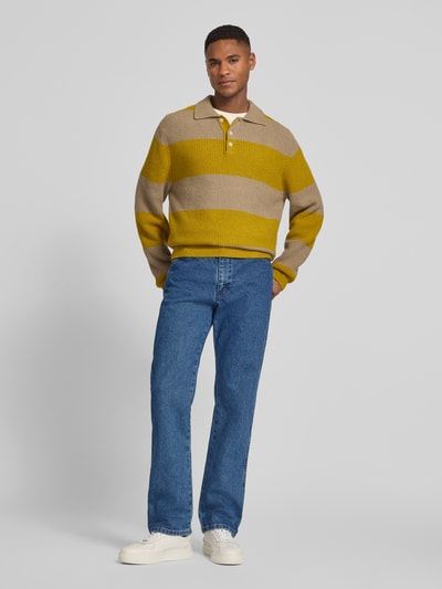 Męski model nosi Cowboy Cut Jeans im 5-Pocket-Design od Wrangler, bawełna, krój regular fit, prosty krój; szerokość w rozmiarze 32/32: 44 cm, długość wewnętrzna nogawki: 81 cm, zapięcie na guzik i zamek błyskawiczny, widok całej sylwetki z przodu