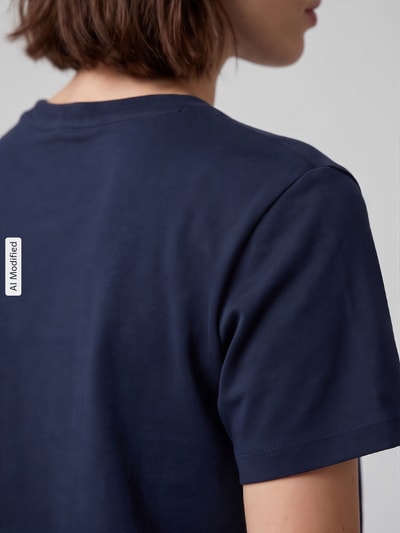 Frauenmodel trägt Regular Fit T-Shirt aus reiner Baumwolle Modell 'LOS' von Tom Tailor in Dunkelblau, Nahaufnahme Oberkörper, Damen T-Shirt von Tom Tailor, KI-modifiziertes Bild.